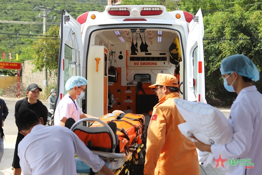 Vietnamese ship takes sick foreign sailor ashore for treatment